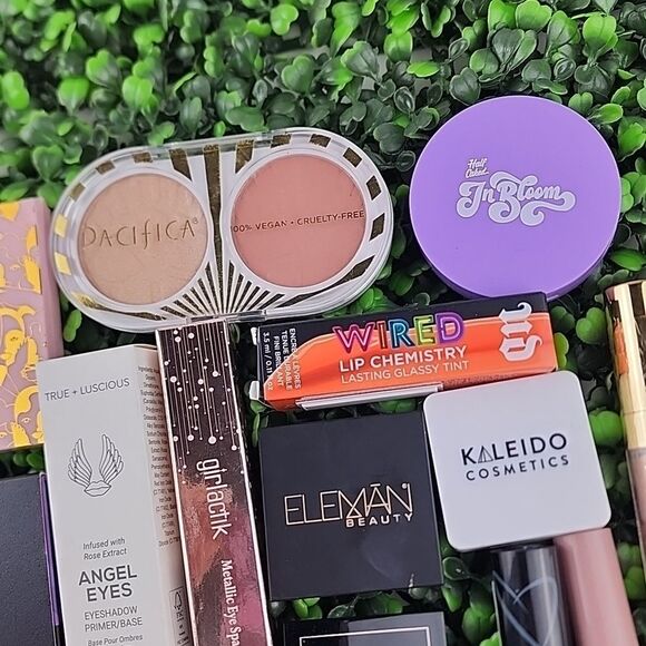 Makeup bundle lot 14 pieces wholesale blush bronzer lip gloss highlighter new - Picture 3 of 5